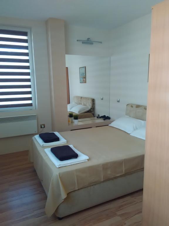 Geri Apartment Μπουργκάς Εξωτερικό φωτογραφία